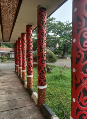 Samsat Ofisi Pontianak 'ta Dayak kabile oyma motifleri olan sütunlar inşa etmek - Pontianak - 9 Haziran 2025