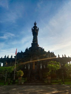Bajra Sandhi Anıtı 'nın ön fotoğrafı Endonezya bayrağı ile etkileyici ölçekli ve karmaşık Bali mimarisini yakalıyor..