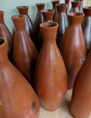 Terracotta vazoları çömlekten yapılır.
