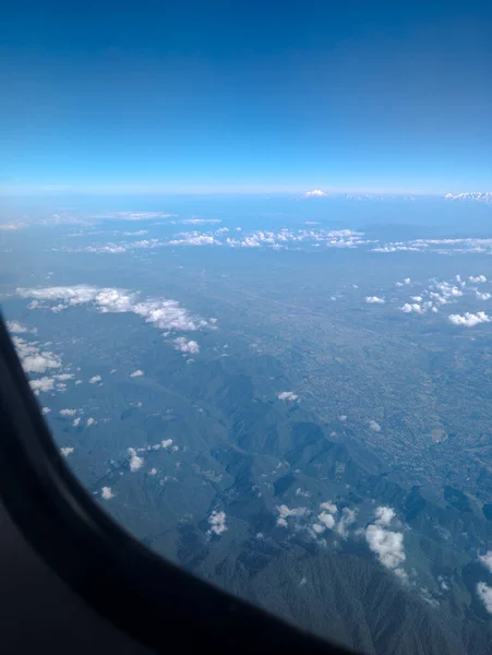 Luftaufnahme Aus Dem Flugzeugfenster Mit Blauem Himmel Und Wolken — Stockfoto