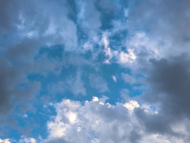 Mavi gökyüzü ve bulutlar arka plan.