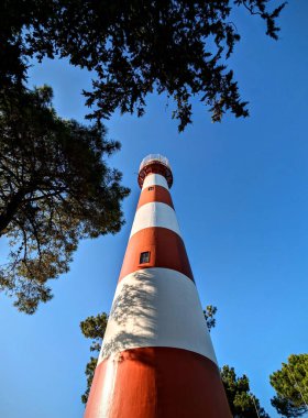 Gürcistan 'ın Poti şehrinde kırmızı-beyaz deniz feneri. 