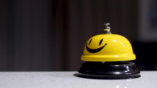 Χέρι Γυναίκας Που Χρησιμοποιεί Ένα Κίτρινο Χαμογελαστό Κουδούνι Ξενοδοχείου — Αρχείο Βίντεο
