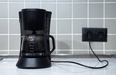 Mutfaktaki tezgahın üzerinde fotokopi alanı olan kahve makinesi.. 