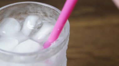 Pembe pipetli soğuk su içeceği. Yüksek kalite 4k görüntü