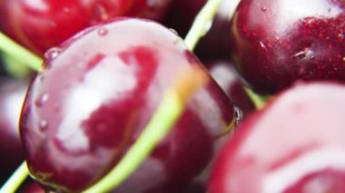  Dönen bir kiraz meyvesinin yakın çekimi. Yüksek kalite 4k görüntü