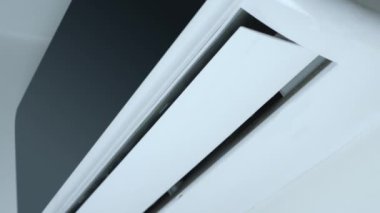 Kapalı alandaki havalandırma sallanan kanada yakın çekim. Yüksek kalite 4k görüntü