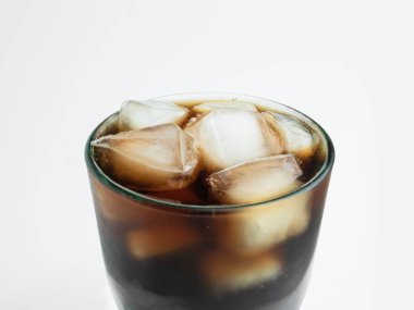 Soda ve buz dolu bir bardak. Yüksek kalite fotoğraf