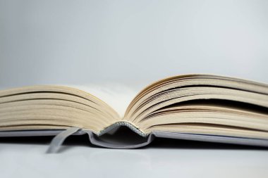 Kitabı kitap ayracıyla kapat. Yüksek kalite fotoğraf