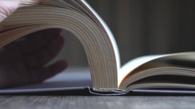 Kitap sayfalarına göz atıyorum. Ağır çekim. Yüksek kalite 4k görüntü
