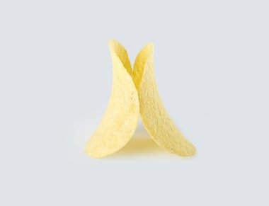 Lezzetli sarı patates cipsi izole edilmiş. Yüksek kalite fotoğraf