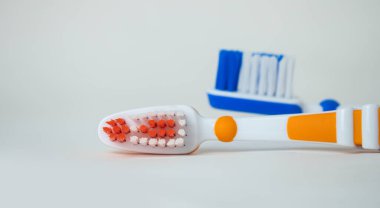 Bir çift renkli diş fırçasının yakın görüntüsü. Yüksek kalite fotoğraf