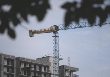 İnşaat halindeki bir binanın önündeki vinç. İnşaat alanı çalışması