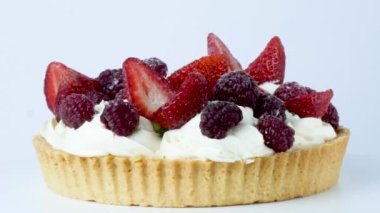 Beyaz kremalı çilekli ve ahududulu turta. 4k görüntü