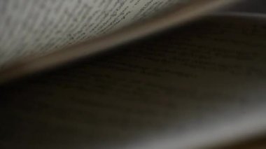 Yakın çekim, yavaş çekim, kitap sayfalarının makro çekimi. Yüksek kaliteli FullHD görüntüler