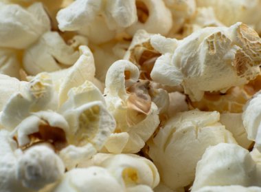 Taze patlamış mısır yakın çekim. Patlamış mısır film gecesi atıştırması için hazır.