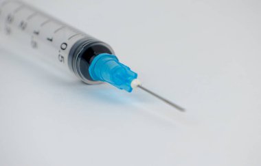 Parlak bir arka planda şırınganın aşırı yakın plan görüntüsü. Yüksek kalite fotoğraf