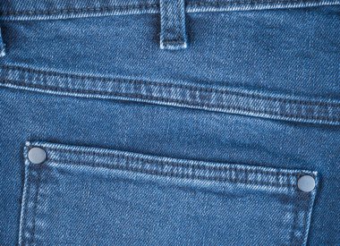 Arka cebi tasarlanmış mavi kotun desenli yüzeyi