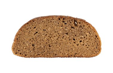 Kabarık dokusunu ve kabuğunu gösteren siyah ekmek dilimi. beyaz üzerine izole