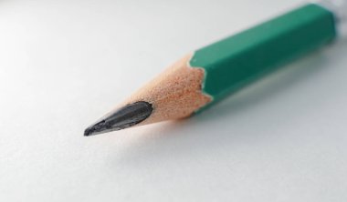 Keskinleştirilmiş renkli kalem ucu odaklı olarak görüntülenir