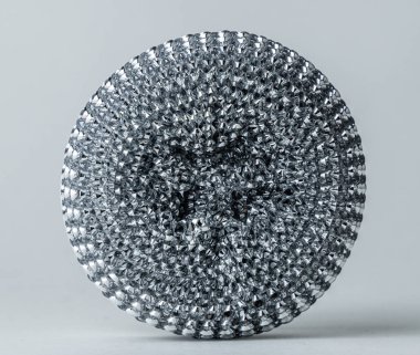 Bulaşıkları temizlemek ve temizlemek için tasarlanmış yuvarlak metal bir sünger.
