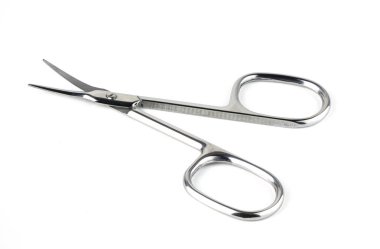 Beyaz bir yüzeye yerleştirilmiş küçük bir makas.