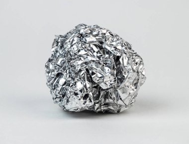 Buruşmuş alüminyum folyo düz bir yüzeyde duruyor.