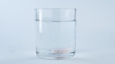 coşkulu tablet suda çözülür, kabarcıklar ve köpükler yaratır. yavaş çekim