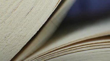 Yakın plan, kitap sayfalarının makro görüntüsü. Yüksek kalite 4k görüntü