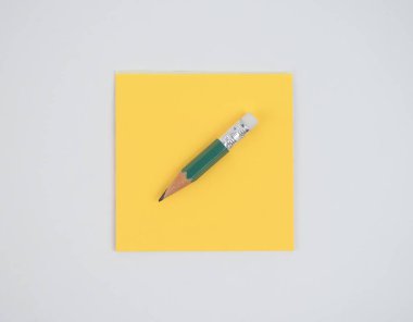 Beyaz üzerine izole edilmiş sarı ve yeşil kalem bileşimi