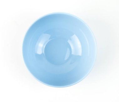 Mavi bir seramik kase üst perspektiften gösterilir, pürüzsüz ve yuvarlak