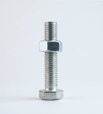 Metal cıvata ve ceviz düz bir zeminde dikiliyor. Yüksek kalite fotoğraf