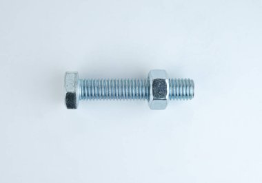 Donanım kullanımı için sade bir arka planda cevizli metal cıvata
