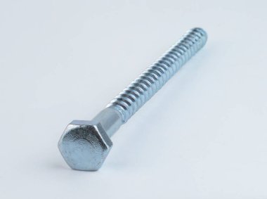 Metal vidanın beyaz arka plana yakın çekimi. Yüksek kalite fotoğraf