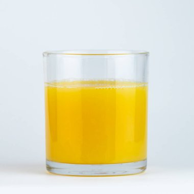 Temiz bardakta taze sıkılmış portakal suyu. Yüksek kalite fotoğraf