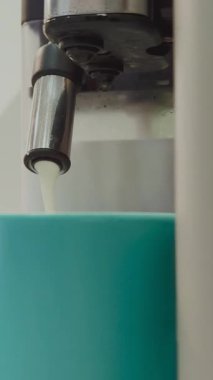 Barista süt buharı yapar ve bir fincan kahve hazırlar. Yüksek kalite 4k görüntü