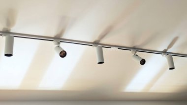 Bu ışıklandırma düzenlemesi bir odayı aydınlatan çoklu ray ışıklarını içerir