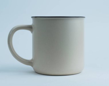 Şık bir emaye kupası, içki tasarımları sergilemek için mükemmel bir taklit.