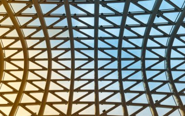 Mimari tasarım çatı şebekesi yapısına sahiptir. Yüksek kalite fotoğraf