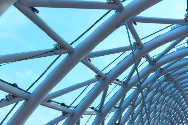 Mimari tasarım çatı şebekesi yapısına sahiptir. Yüksek kalite fotoğraf