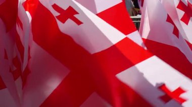 Canlı Gürcü bayraklarıyla rüzgarda sallanan kültürü kutlamak. Yüksek kalite 4k görüntü