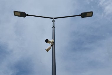 Bulutlu bir günde gözetleme kameralarının olduğu sokak lambası