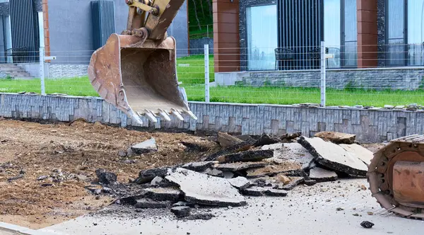 Ağır makineler yerleşim alanındaki kaldırımları bozdu