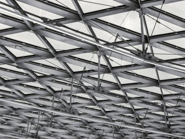 Metal çerçeve sergilenen geometrik tavan tasarımının yakın bir görüntüsü