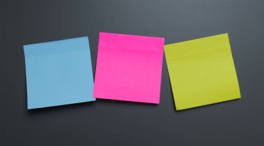 Mavi, pembe ve yeşil renkli parlak yapışkan notlar.