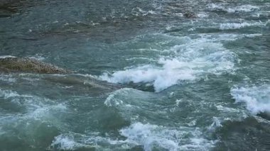 Temiz nehir suyu yavaş çekimde zarifçe akar.