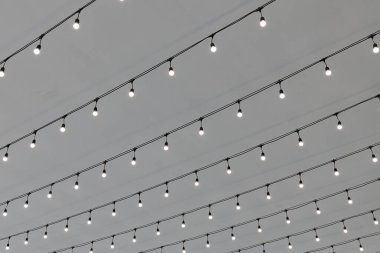 Tavandan sarkan parlak ışık sıcak bir atmosfer yaratıyor.