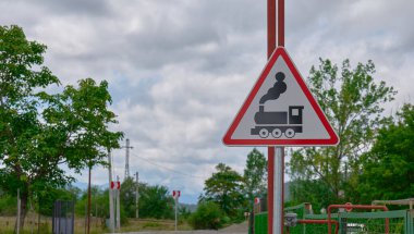 Üçgen uyarı işareti bir buhar treni simgesi içerir