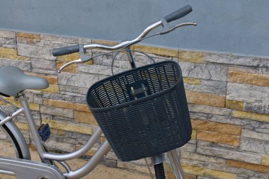 Siyah hasır sepetli bisiklet.