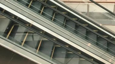 Modern bir alışveriş merkezinde yürüyen merdivenler. Yüksek kalite 4k görüntü